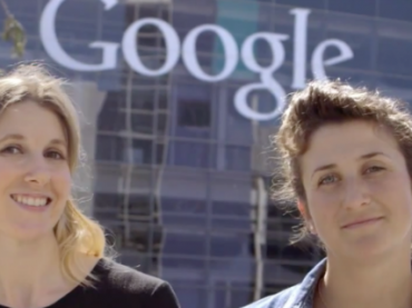 Сотрудницы Google помогают всем желающим заглянуть внутрь компании