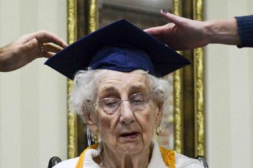 Американка получила диплом об окончании школы спустя 80 лет