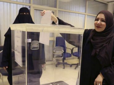Женщины впервые участвовали в выборах в Саудовской Аравии