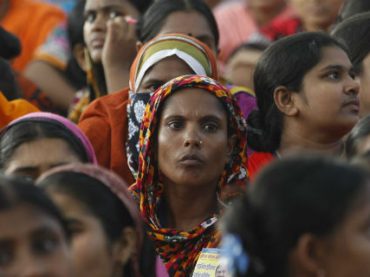 Международные компании вкладывают миллионы, чтобы улучшить условия труда на швейных фабриках в Бангладеш