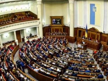 Украинским чиновникам повысят зарплаты и отберут льготы