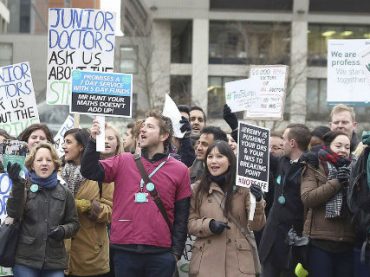 В Великобритании прошла крупнейшая забастовка врачей за последние 40 лет