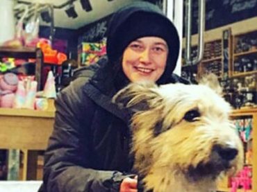 Бездомная британка с собакой спасла магазин от грабителя