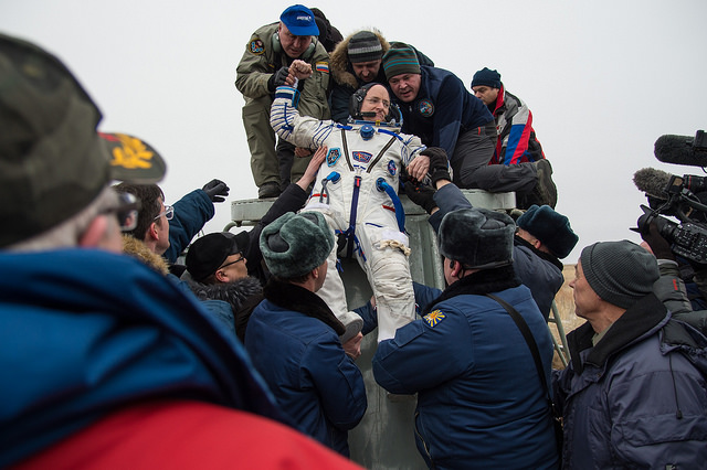 Астронавты NASA вернулись на Землю после года в космосе