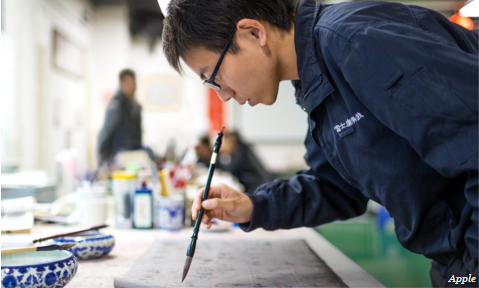 Рабочие на фабриках Apple изучают каллиграфию и английский язык
