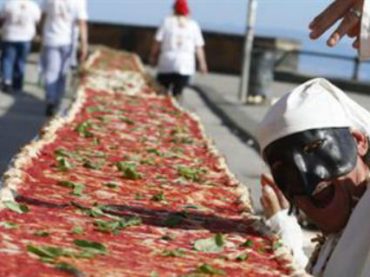В Неаполе приготовили самую длинную пиццу в мире