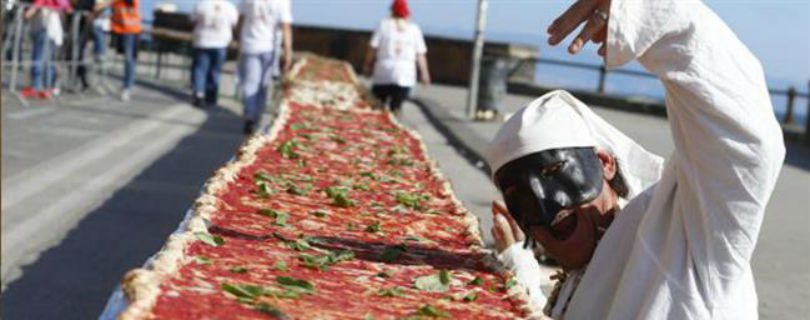В Неаполе приготовили самую длинную пиццу в мире