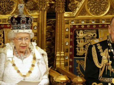 Елизавета II намерена пересадить британцев на беспилотные авто