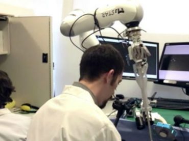 Робот-хирург впервые превзошел человека