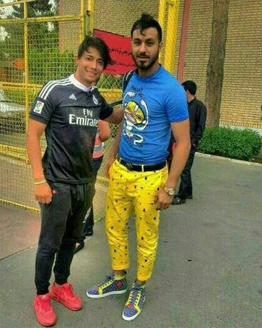 Иранского футболиста дисквалифицировали за фотографию в желтых штанах