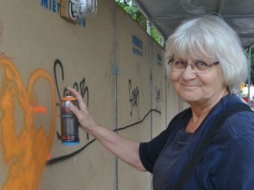 Жительница Берлина уже 30 лет закрашивает антисемитские граффити