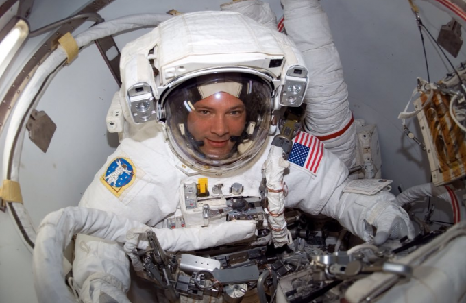 Космическая прогулка: астронавт рассказал, как работать в открытом космосе