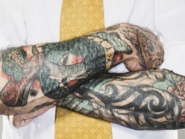 Работодателям советуют не судить о кандидатах по их татуировкам
