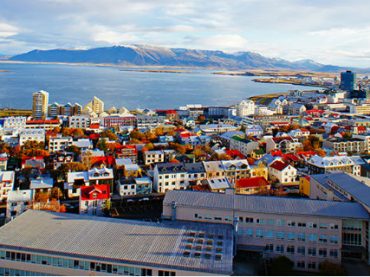 Женщины Исландии ушли с работы пораньше, протестуя против неравенства в оплате труда