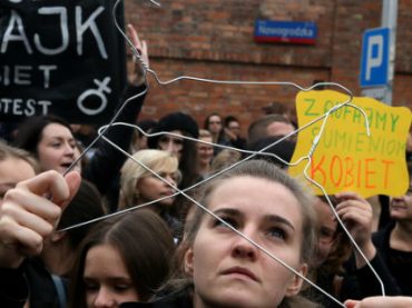 Польские женщины не вышли на работу, протестуя против закона об абортах
