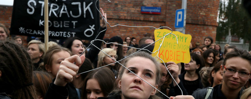 Польские женщины не вышли на работу, протестуя против закона об абортах
