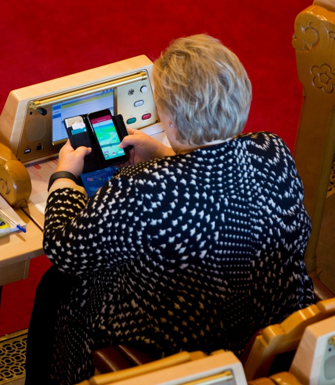 Премьер-министра Норвегии поймали на игре в Pokémon Go на заседании парламента