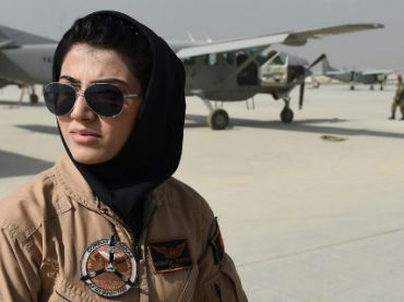 Первая афганская женщина-пилот просит убежища в США