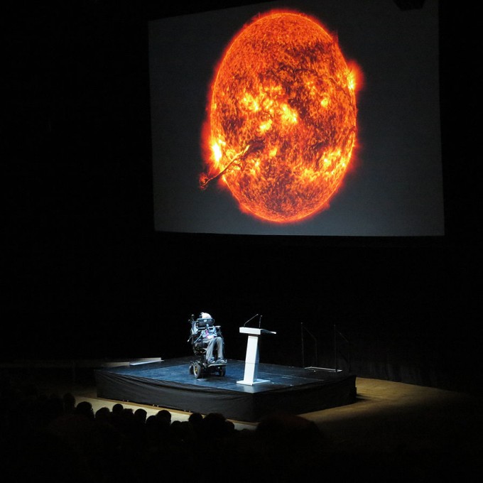 Стівен Хокінг: про нездобуту Нобелівську премію, чорні діри та поворотний момент фізика, який відкидає всі перешкоди
