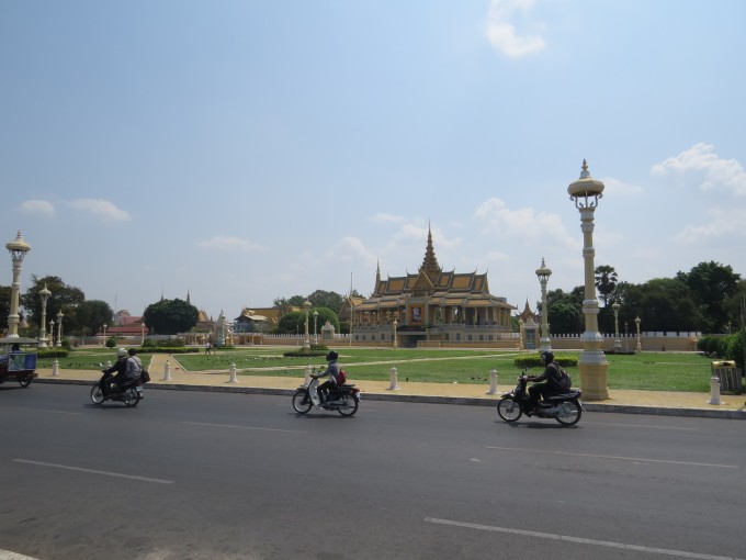 О бизнесе без налогов, работе в NGO, жареных пауках и зарплате $4500: жизнь украинца в Камбодже