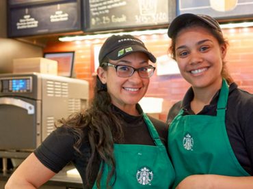 Starbucks пообещал работу 10 000 беженцев в ответ запреты Дональда Трампа