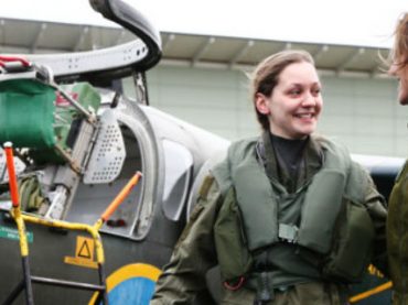 22-летняя шведка стала первой женщиной-пилотом боевого самолета за 26 лет
