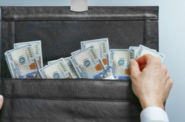 Топовые цифры: сколько платят мужчинам и женщинам на руководящих должностях