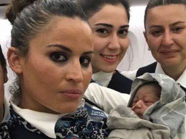 Турецкие стюардессы приняли роды в небе над Африкой