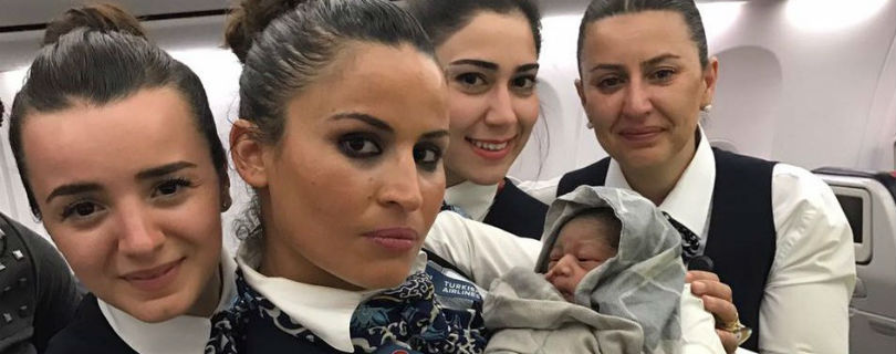 Турецкие стюардессы приняли роды в небе над Африкой