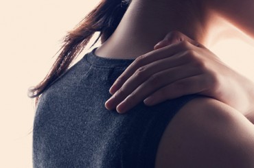 Вернуть бодрость: 5-минутная йога-разминка, чтобы избавиться от неприятных ощущений в шее
