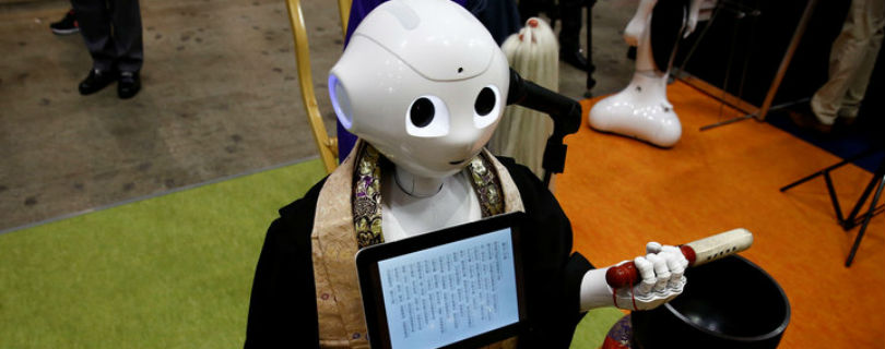 В Японии запрограммировали робота-монаха, который проводит похороны