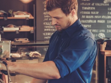 «Гостеприимные» зарплаты: что предлагают работодатели официантам и поварам