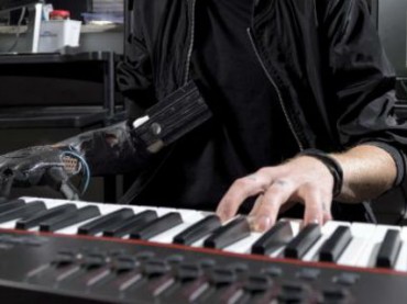 В США создали бионический протез руки для пианиста