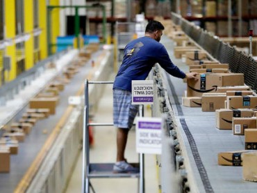 Amazon запатентовал браслеты для слежки за персоналом склада