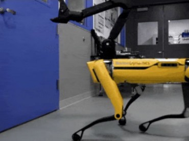 В Boston Dynamics робота-пса научили открывать дверь (видео)
