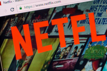 Главу по коммуникациям Netflix уволили за оскорбления темнокожих коллег