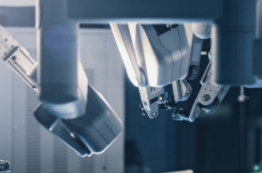 В больницах Великобритании будут оперировать роботы