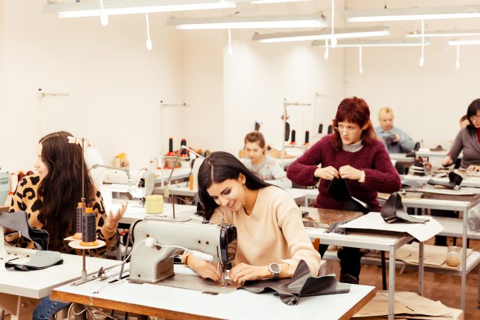 О «девочковом подходе», помощи кризиса и вкусах городских модниц: интервью с соосновательницами обувного бренда Emmelie Delage