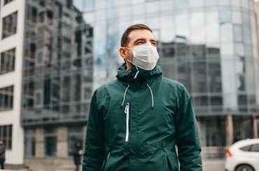 Дистанційна робота, відпустки та масові звільнення: як проходить карантин у світі